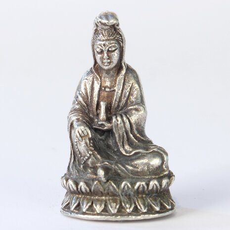 Kwan yin zittend 2.4 cm hangertje