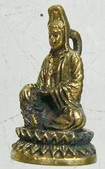 Kwan yin zittend 2.4 cm hangertje